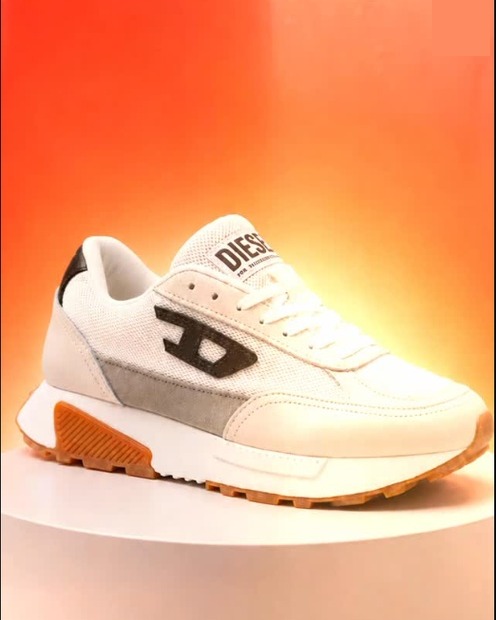 Sneaker Diesel blanco y beige con suela naranja