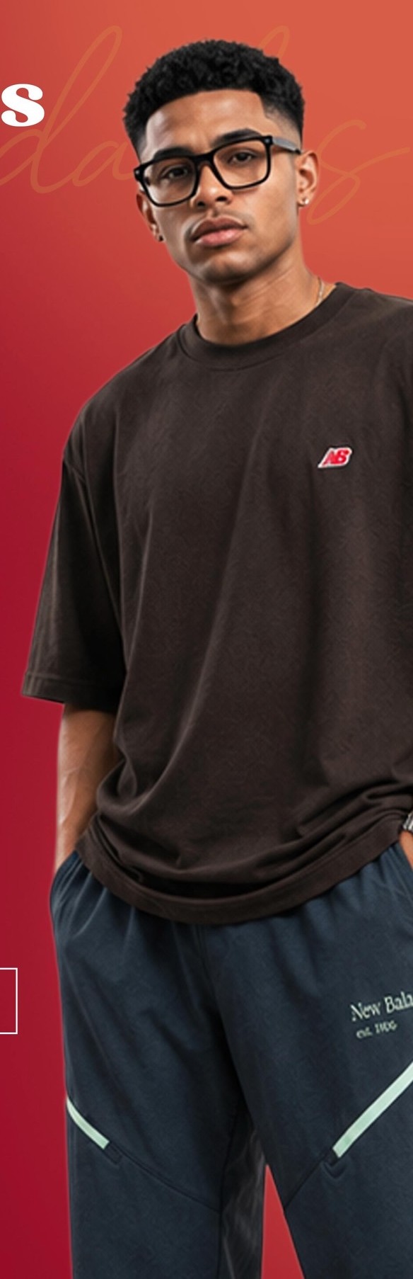 Modelo con camiseta New Balance y pantalón deportivo