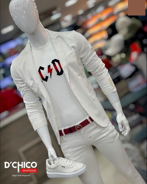 Maniquí con chaqueta blanca dentro de una tienda D'Chico